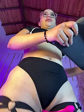 Snapshot of LylaLee111 chatting on 02-08-25, 01:11 LylaLee111 online show from 02-08-25, 01:11