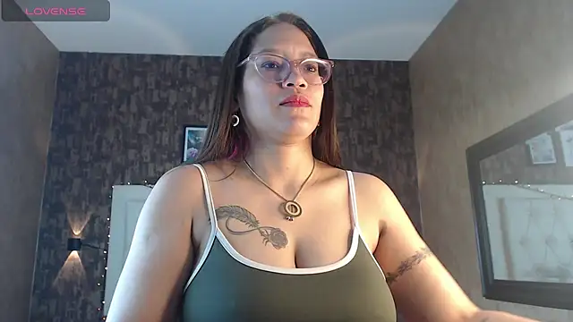 Snapshot of samantha__karolstone chatting on 12-25-24, 08:28 samantha karolstone online show from 12-25-24, 08:28