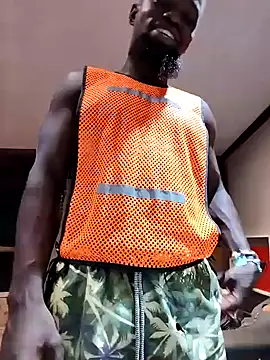 Snapshot of Chocolate_factory_man chatting on 01-01-25, 08:04 Chocolate factory man online show from 01-01-25, 08:04