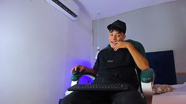 Snapshot of Austin_Cardieff chatting on 01-22-25, 02:59 Austin Cardieff online show from 01-22-25, 02:59