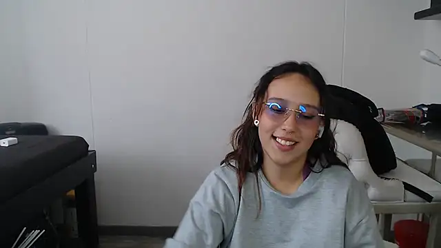 Skarlet Adams28 online show from 02-05-25, 08:35