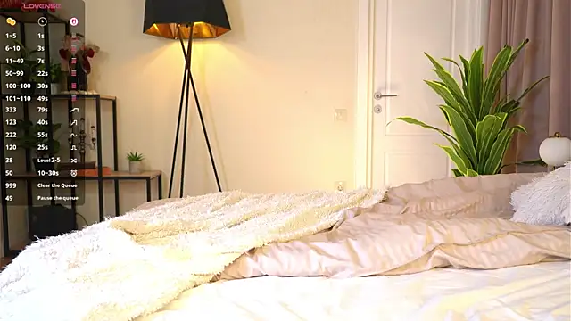 MiaBanger online show from 04-10-26, 03:28