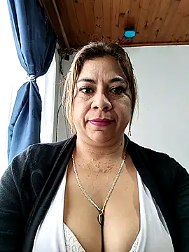 Laura-Hernandez online show from 10-17-25, 03:03