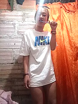 Snapshot of samy-blonde chatting on 03-14-25, 01:35 samy-blonde online show from 03-14-25, 01:35