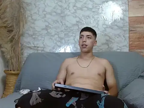 Snapshot of aaron_antonella_mds chatting on 10-19-25, 08:42 aaron antonella mds online show from 10-19-25, 08:42