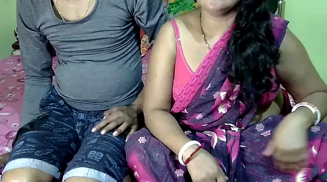 Snapshot of Couple_For_You18 chatting on 02-02-25, 04:43 Couple For You18 online show from 02-02-25, 04:43