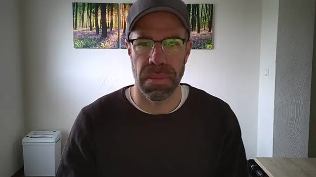 Snapshot of Harry_Boldt chatting on 10-10-25, 06:23 Harry Boldt online show from 10-10-25, 06:23