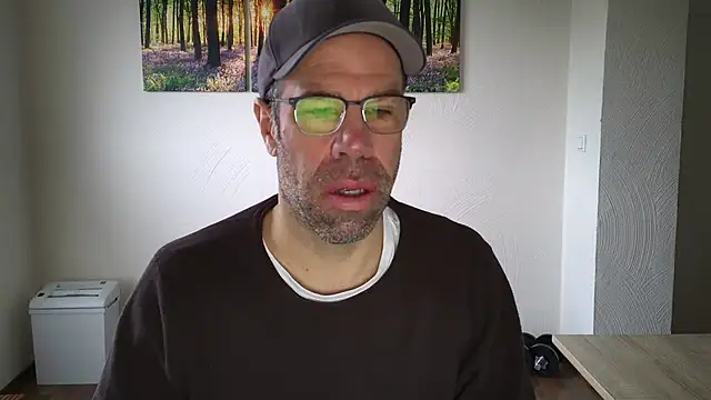 Snapshot of Harry_Boldt chatting on 10-14-25, 07:20 Harry Boldt online show from 10-14-25, 07:20