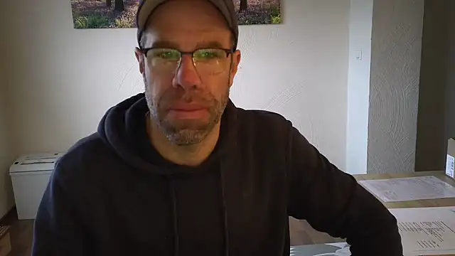 Snapshot of Harry_Boldt chatting on 10-17-25, 06:16 Harry Boldt online show from 10-17-25, 06:16