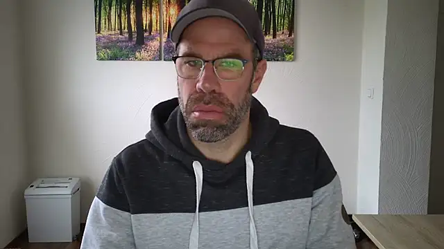 Snapshot of Harry_Boldt chatting on 10-20-25, 03:12 Harry Boldt online show from 10-20-25, 03:12