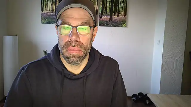 Snapshot of Harry_Boldt chatting on 12-15-25, 07:23 Harry Boldt online show from 12-15-25, 07:23