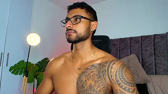 LiamGarcia1 online show from 11-11-25, 02:39