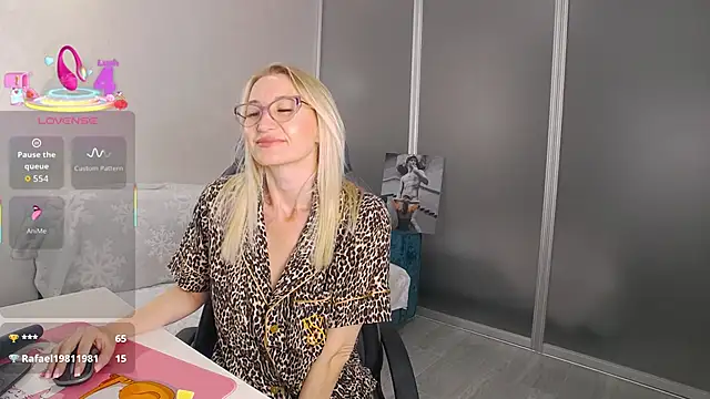 Snapshot of Sofia_Soul chatting on 09-08-25, 06:18 Sofia Soul online show from 09-08-25, 06:18