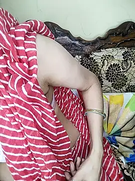 Snapshot of Fair-magic-woman chatting on 10-05-25, 05:44 Fair-magic-woman online show from 10-05-25, 05:44