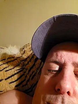 HeteroHotGuy1 online show from 02-03-25, 12:36