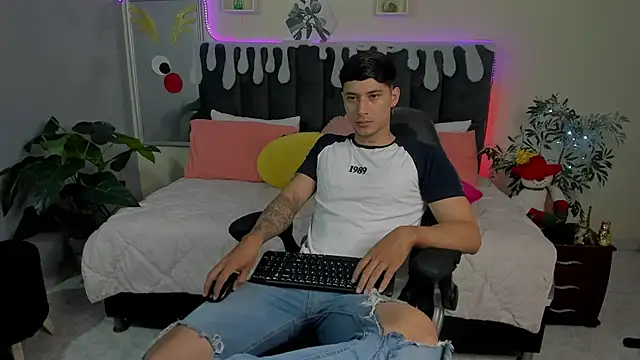 Snapshot of Damian23__ chatting on 12-30-24, 12:20 Damian23 online show from 12-30-24, 12:20