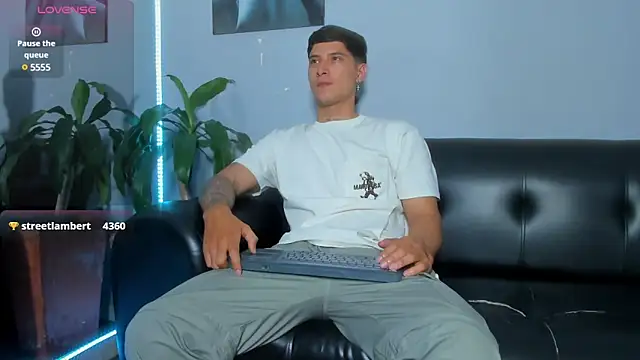 Snapshot of Damian23__ chatting on 02-08-25, 06:33 Damian23 online show from 02-08-25, 06:33