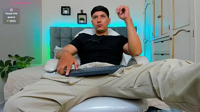 Snapshot of Damian23__ chatting on 03-20-25, 12:32 Damian23 online show from 03-20-25, 12:32