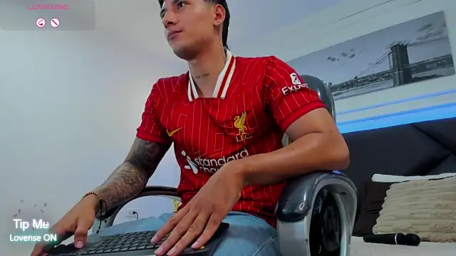 Snapshot of Damian23__ chatting on 01-05-26, 05:27 Damian23 online show from 01-05-26, 05:27