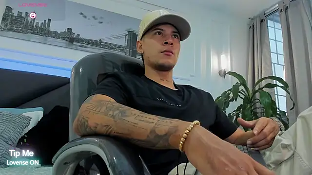 Snapshot of Damian23__ chatting on 01-15-26, 01:05 Damian23 online show from 01-15-26, 01:05