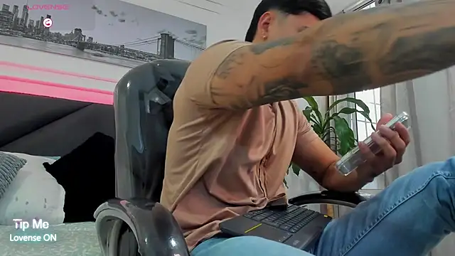 Snapshot of Damian23__ chatting on 01-16-26, 01:15 Damian23 online show from 01-16-26, 01:15