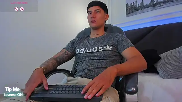 Snapshot of Damian23__ chatting on 02-02-26, 01:21 Damian23 online show from 02-02-26, 01:21