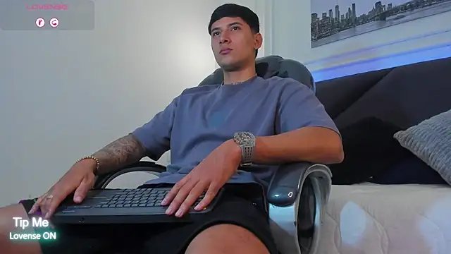 Snapshot of Damian23__ chatting on 02-04-26, 11:27 Damian23 online show from 02-04-26, 11:27