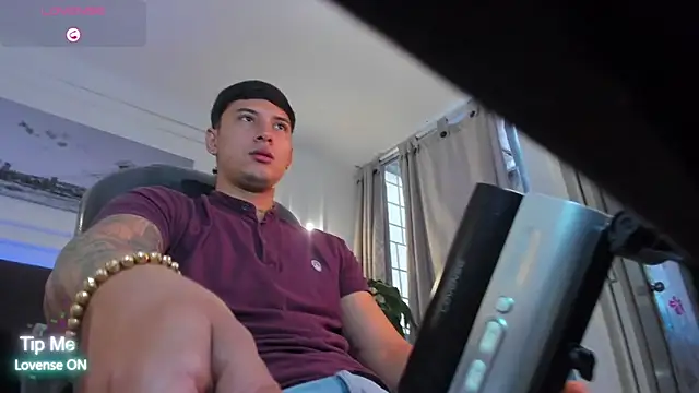 Snapshot of Damian23__ chatting on 02-05-26, 12:32 Damian23 online show from 02-05-26, 12:32