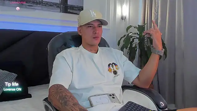 Snapshot of Damian23__ chatting on 02-11-26, 12:43 Damian23 online show from 02-11-26, 12:43