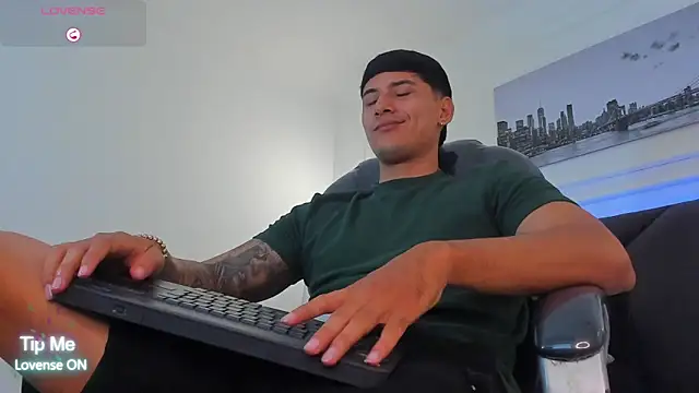 Snapshot of Damian23__ chatting on 02-12-26, 01:28 Damian23 online show from 02-12-26, 01:28