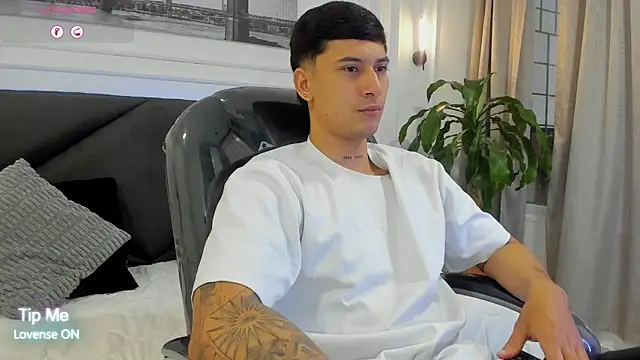 Snapshot of Damian23__ chatting on 02-13-26, 12:34 Damian23 online show from 02-13-26, 12:34