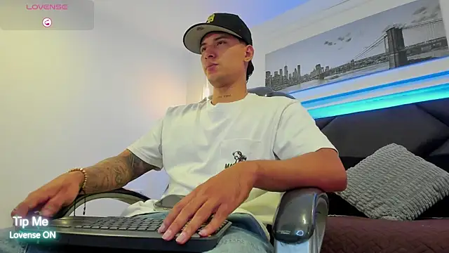 Snapshot of Damian23__ chatting on 02-14-26, 11:29 Damian23 online show from 02-14-26, 11:29