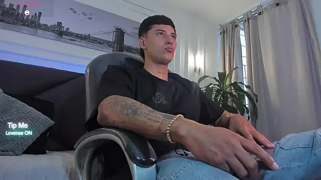 Snapshot of Damian23__ chatting on 03-01-26, 08:22 Damian23 online show from 03-01-26, 08:22