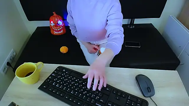 LaimaV  online show from 10-31-25, 10:05