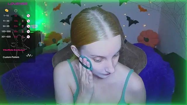 Snapshot of Fluffy_muffin_ chatting on 10-24-25, 03:30 Fluffy muffin  online show from 10-24-25, 03:30