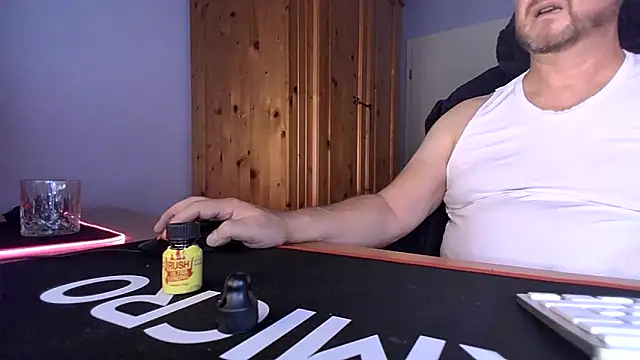 Snapshot of Tom_PP_cgn chatting on 10-13-25, 01:49 Tom PP cgn online show from 10-13-25, 01:49