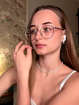 Tiffanyhunt online show from 10-22-25, 02:28