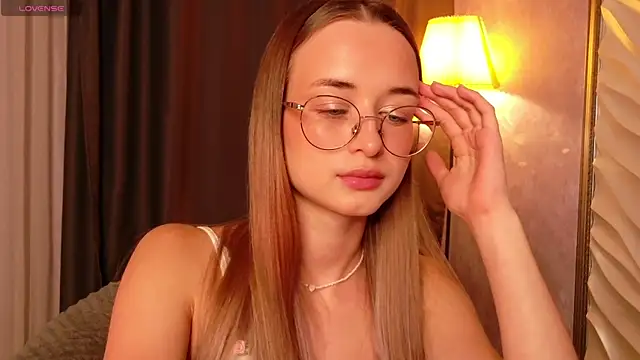 Tiffanyhunt online show from 11-28-25, 02:20