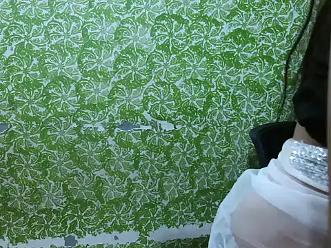 Snapshot of cutie-pie8 chatting on 09-18-25, 06:43 cutie-pie8 online show from 09-18-25, 06:43