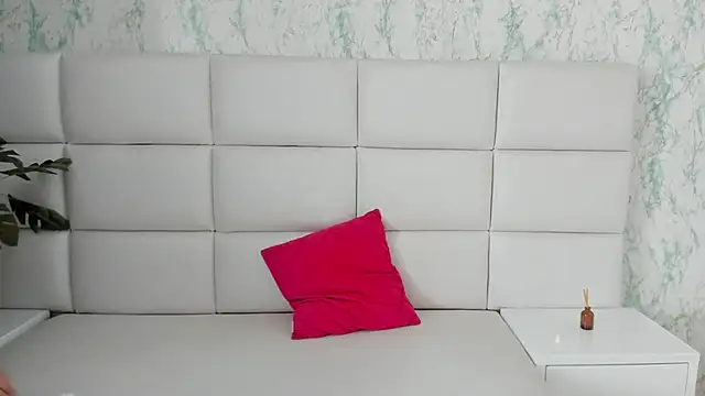 MIA  SAENZ online show from 12-23-24, 01:24