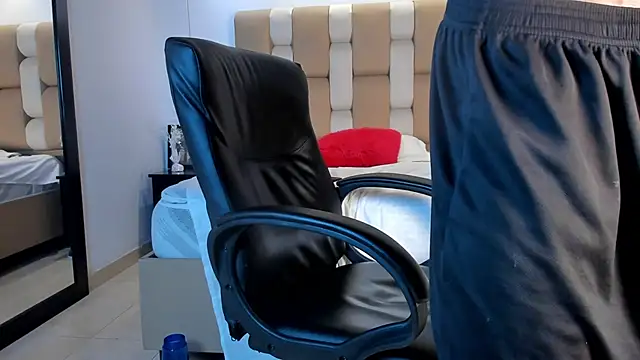 Aaron Scoot online show from 12-08-24, 12:18