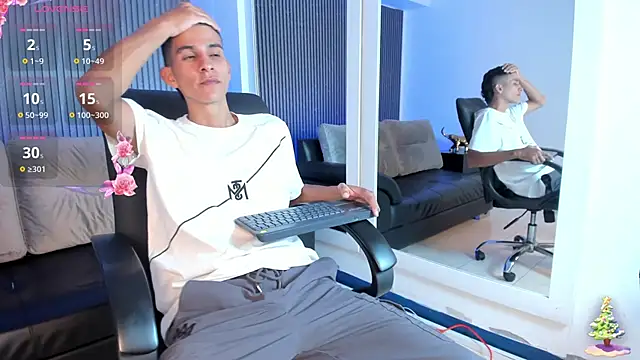 Snapshot of Aaron_Scoot chatting on 12-19-25, 11:17 Aaron Scoot online show from 12-19-25, 11:17