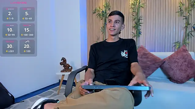 Snapshot of Aaron_Scoot chatting on 01-07-26, 11:12 Aaron Scoot online show from 01-07-26, 11:12