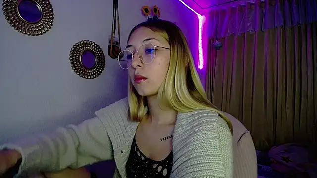 Snapshot of Soffy-brooks chatting on 12-11-24, 04:28 Soffy-brooks online show from 12-11-24, 04:28