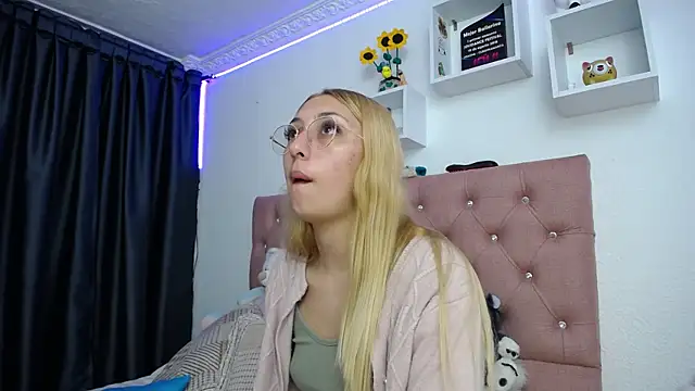 Snapshot of Soffy-brooks chatting on 10-11-25, 02:44 Soffy-brooks online show from 10-11-25, 02:44