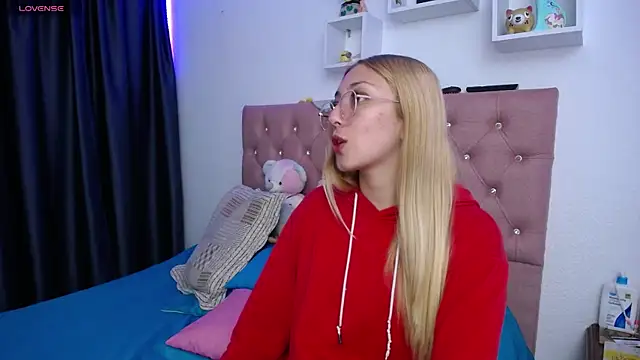 Snapshot of Soffy-brooks chatting on 10-21-25, 05:19 Soffy-brooks online show from 10-21-25, 05:19