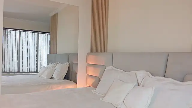 Zoe Benson online show from 10-20-25, 01:55