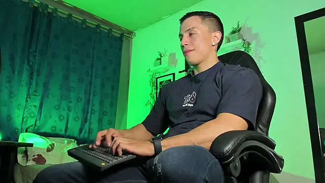 Snapshot of ThomsEvery_ chatting on 10-16-25, 01:06 ThomsEvery  online show from 10-16-25, 01:06