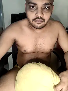 Snapshot of Mr_Handsome_hunk chatting on 10-27-25, 05:39 Mr Handsome hunk online show from 10-27-25, 05:39