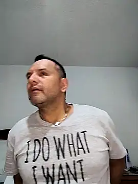 Snapshot of RogueTraveler chatting on 09-18-25, 02:57 RogueTraveler online show from 09-18-25, 02:57